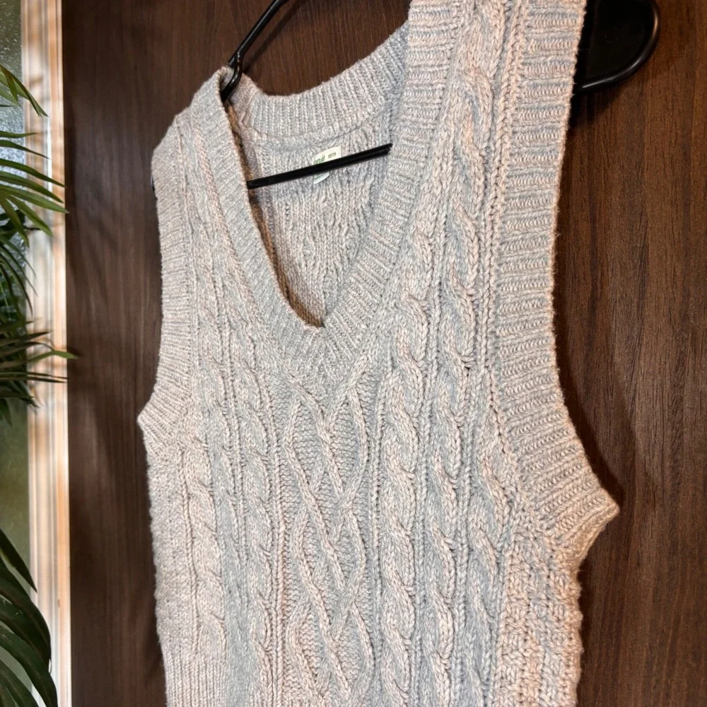 Aerie Gray Cable Knit Sweater Vest Cropped Sleeveless Pullover XS - Picture 2 of 6